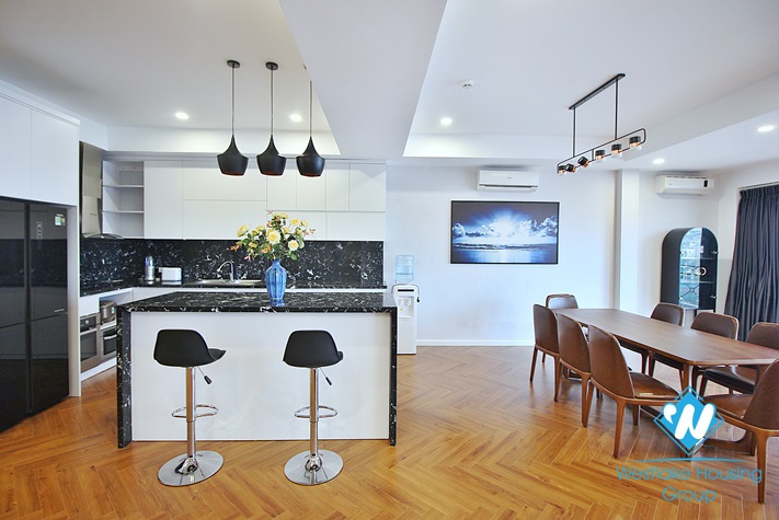 Renovated and lake view 3 beds apartment for rent in Xuan Dieu st, Tay Ho